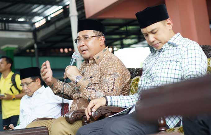 Menteri Desa, Pembangunan Daerah Tertinggal dan Transmigrasi Republik Indonesia, Eko Putro Sandjojo (baju batik) saat silaturahmi ke Ponpes Mambaul Maarif Denayar Jombang. foto: RONY S/ BANGSAONLINE