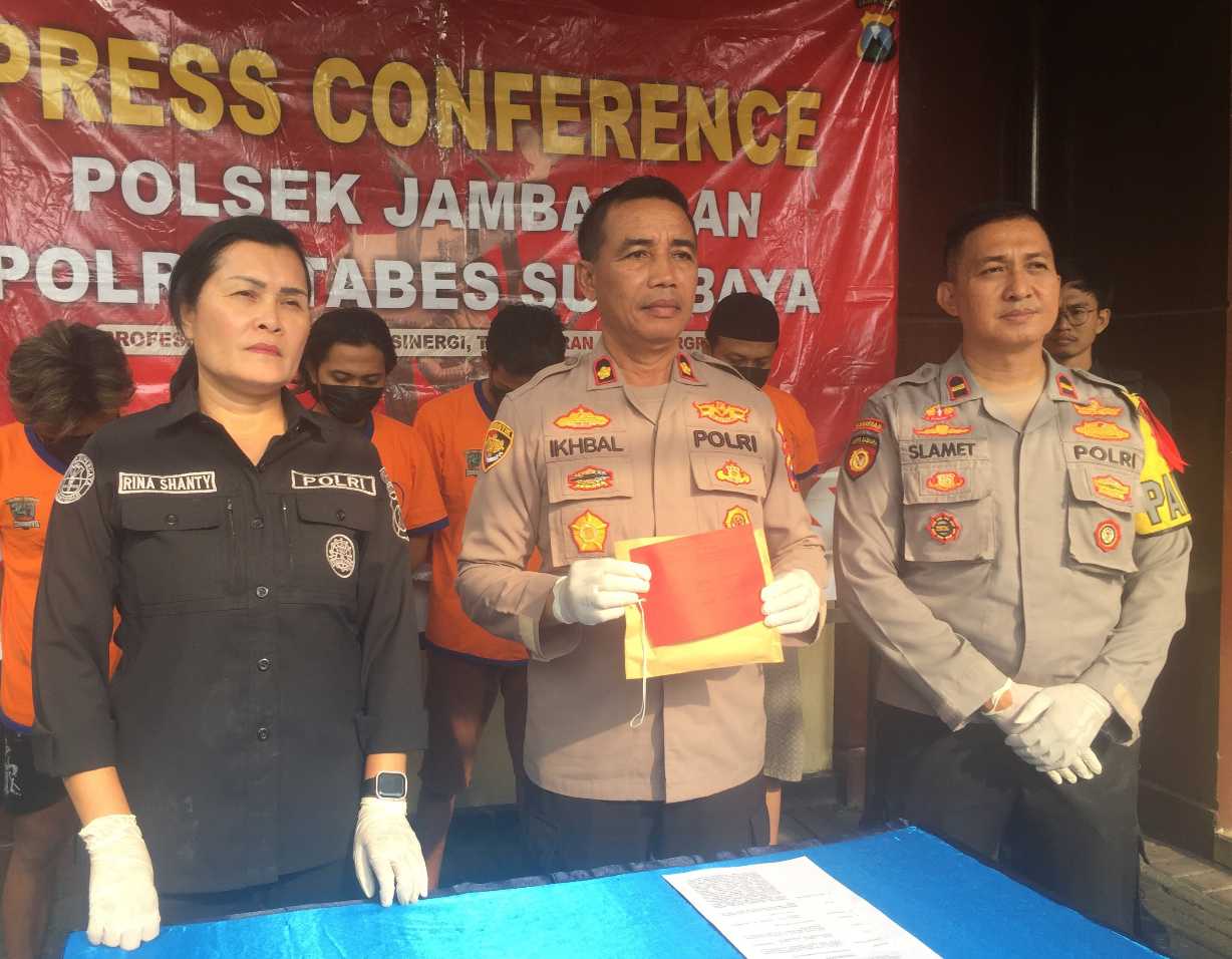 Kapolsek Jambangan, Kanit Reskrim dan Kasi Humas Polrestabes Surabaya saat menggelar rilis pers. Foto: Rusmiyanto/BANGSAONLINE