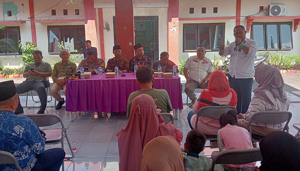 Audiensi antarpemilik warung kopi, warga sekitar, dan pemerintah di Kelurahan Sebani, Kecamatan Gadingrejo, Kota Pasuruan.