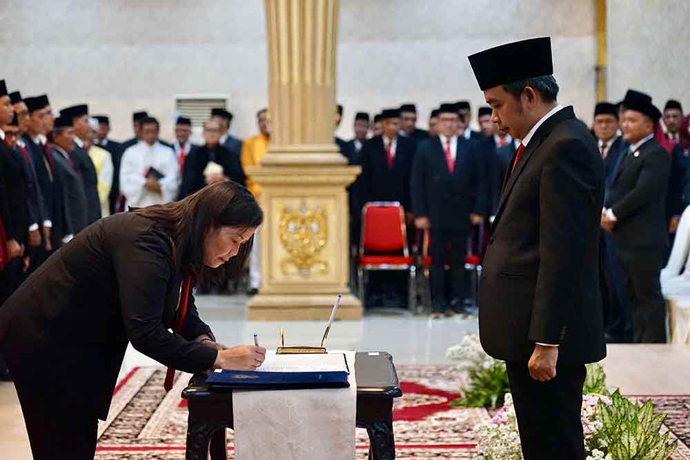 Bupati Jember, Muhammad Fawait (kanan) saat kegiatan rotasi pejabat dan penyerahan SK Plt. (Ist)
