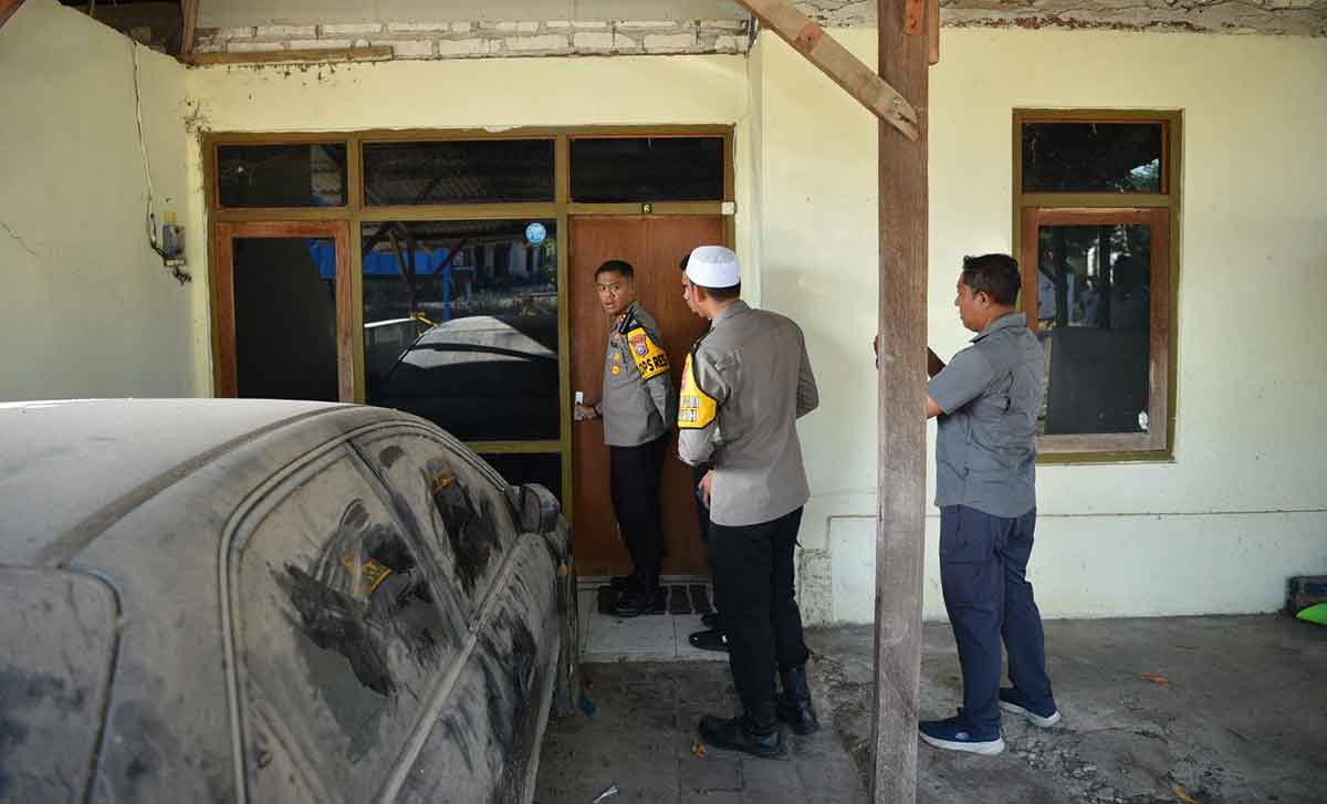 Kapolres Gresik ketika olah TKP di Aspol Polsek Ujungpangkah. Foto: Ist