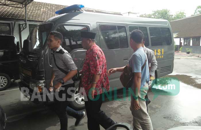 Ketua KONI Dwi Wahyu Hadi (kemeja batik merah) mendatangi Kejari Blitar menggunakan mobil tahanan. foto: AKINA/ BANGSAONLINE