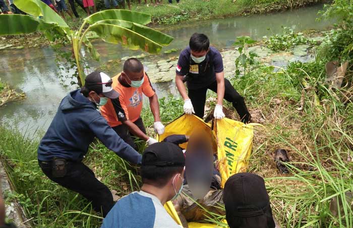 Petugas hendak membawa mayat ke RSUD Dr. Koesma untuk proses identifikasi.