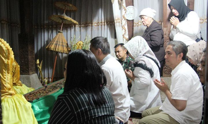 Selain mendoakan arwah para leluhur, kedatangan Kasdam juga berdoa demi kemajuan dan kedamaian bangsa.