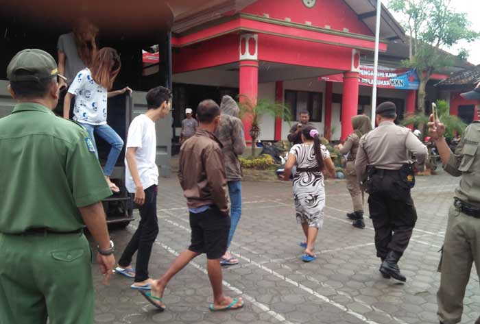 Pasangan diduga mesum digelandang ke markas Satpol PP Kota Blitar