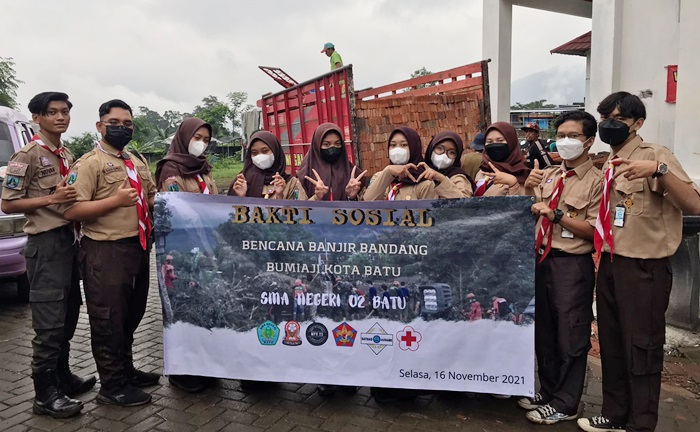 OSIS SMAN 2 Batu memberikan sumbangan bahan material berupa 6.000 batu bata merah dan 2 pikap koral kepada korban terdampak banjir bandang.
