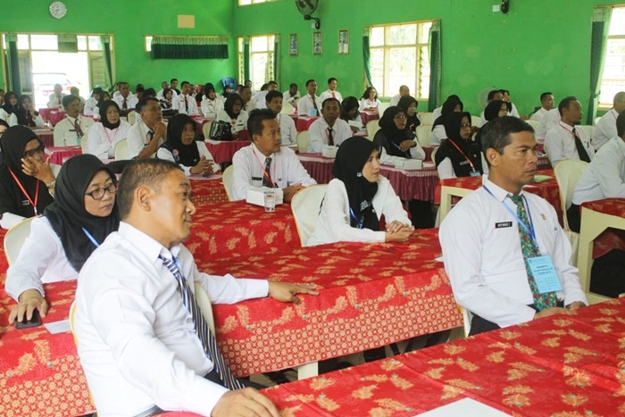 Calon peserta tes KSD saat mendengarkan arahan dari Plt Kadin Pendidikan Drs M Yasin. foto: BAMBANG/ BANGSAONLINE