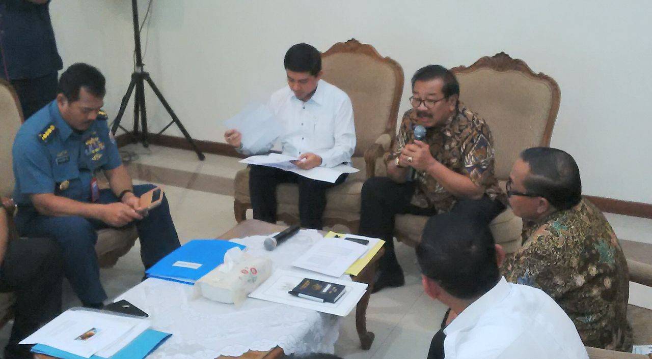 KOORDINASI. Suasana rapat kordinasi di VIP Room Juanda membahas polemik antara TNI AL dan Angkasa Pura. foto : nisa/bangsaonline 