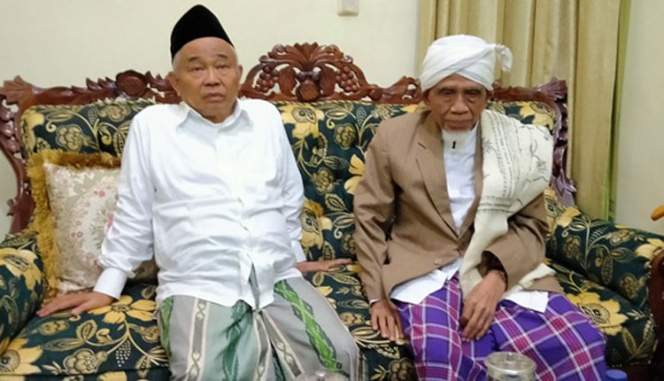 Gemar Bagi-Bagi Sarung, Kiai Asep Dapat Salam dari Rasulullah SAW