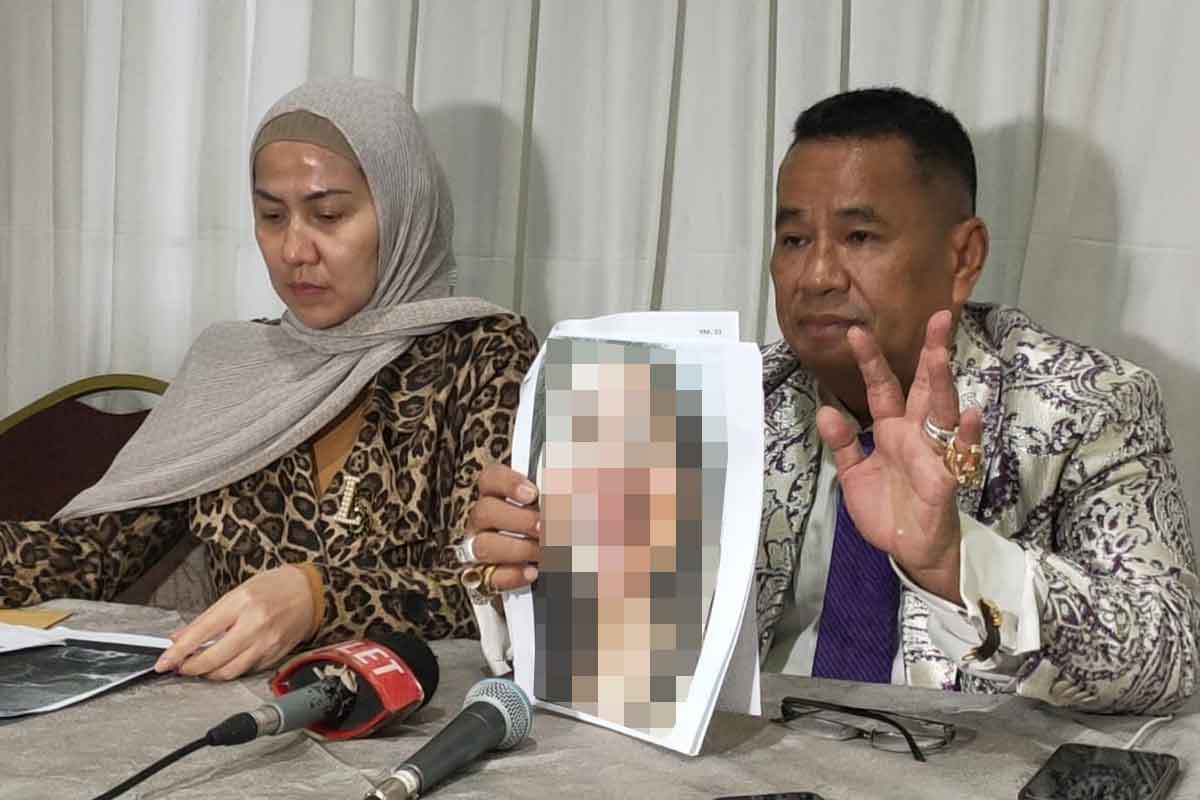 Venna Melinda saat bersama kuasa hukumnya, Hotman Paris saat menunjukkan bukti KDRT yang dilakukan Ferry Irawan.