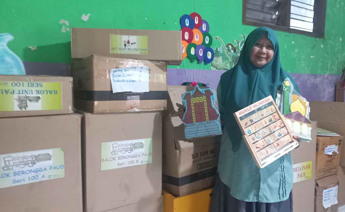 Kepala TK Baitussalam, Anis khadiroh, saat menunjukkan bantuan DAK 2023 berupa alat peraga edukasi.