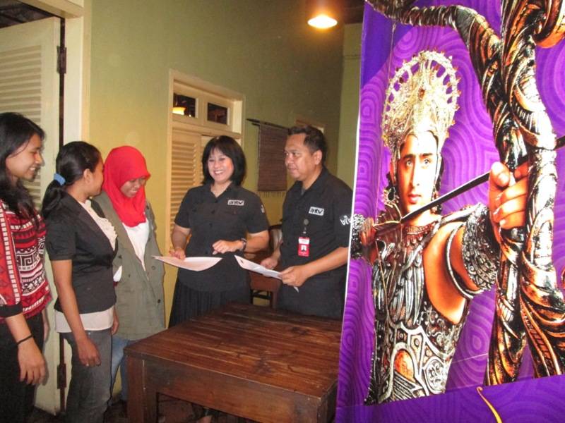 ARJUNA. Monica Desideria menjelaskan mengenai audisi Panah Asmara Arjuna. foto : nisa/bangsaonline