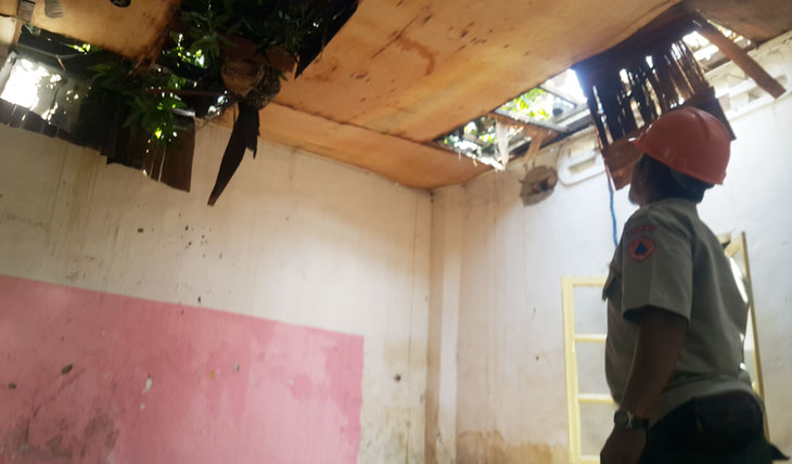 Atap rumah warga yang tertimpa pohon tumbang tampak jebol.