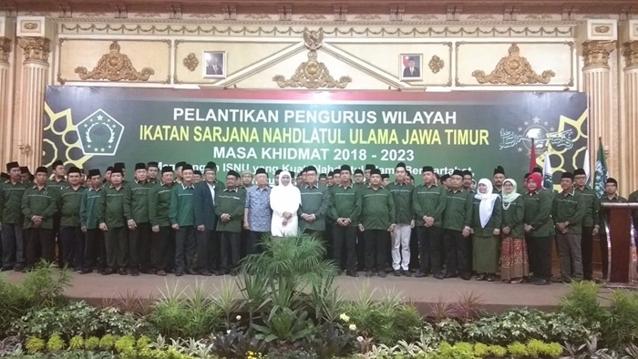 Khofifah Indar Parawansa, KH Salahuddin Wahid (Gus Solah) dan Ali Masykur Musa saat foto bersama para pengurus PW ISNU Jatim yang baru dilantik di Hotel Utami,Jumat (12/8) siang. Foto: YUDI A/BANGSAONLINE