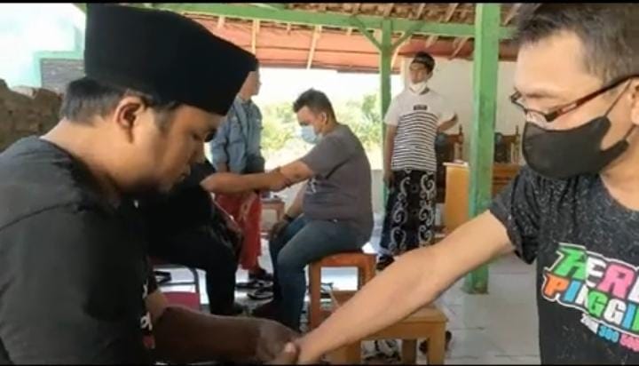 Hadari saat melakukan praktik pengobatan alternatif. Foto: Andi Sirajudin/BANGSAONLINE