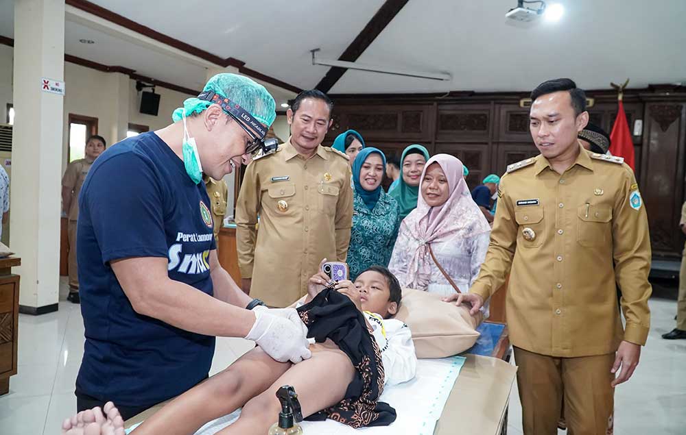 Bupati Lamongan Yuhronur Efendi (dua dari kiri) saat menyaksikan pelaksanaan khitan massal di Pendopo Lokatantra, Senin (23/6/2025).