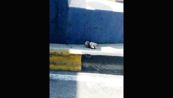 Diduga sebuah bom dilempar oleh orang tak dikenal yang mengendarai mobil sedan putih di gerbang tol masuk Sidoarjo, Jumat (18/5).
