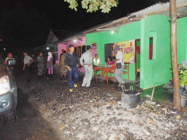 Petugas saat merazia sejumlah kios dan warung di terminal truk Guyangan. foto: Soewandito/Harian Bangsa