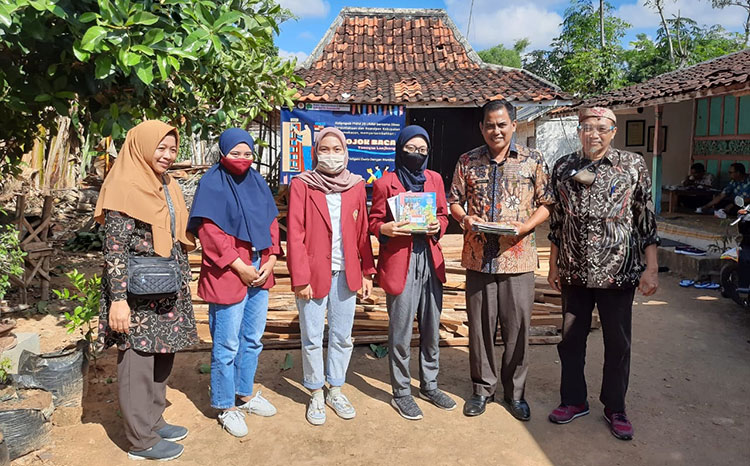 Kepala Dispusip Kabupaten Pamekasan, Budi Ashari saat meresmikan Pojok Baca di Taneyan Lanjhang Desa Larangan Luar, Kecamatan Larangan, Kabupaten Pamekasan. (foto: ist).