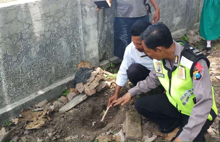 Makam Desa Kwangsan tempat penguburan bayi merah.