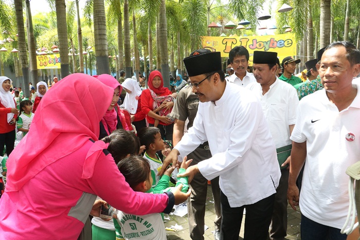 Wakil Gubernur Jawa Timur Drs. H  Saifullah Yusuf (Gus Ipul) Menyapa para Peserta Lomba Festival  Seni Anak Soleh, Kamis (25/1). Foto: IST