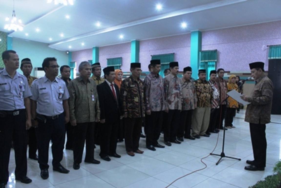 Panitia Penyelenggara Ibadah Haji (PPIH) Embarkasi Surabaya saat dilantik beberapa waktu lalu. 1 September nanti calon jemaah haji (CJH) mulai diberangkatkan ke Tanah Suci. foto: nur faishal/HARIAN BANGSA