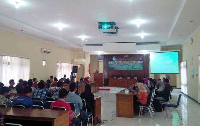 Suasana diskusi yang digelar Imaro. foto: suwandi/ BANGSAONLINE