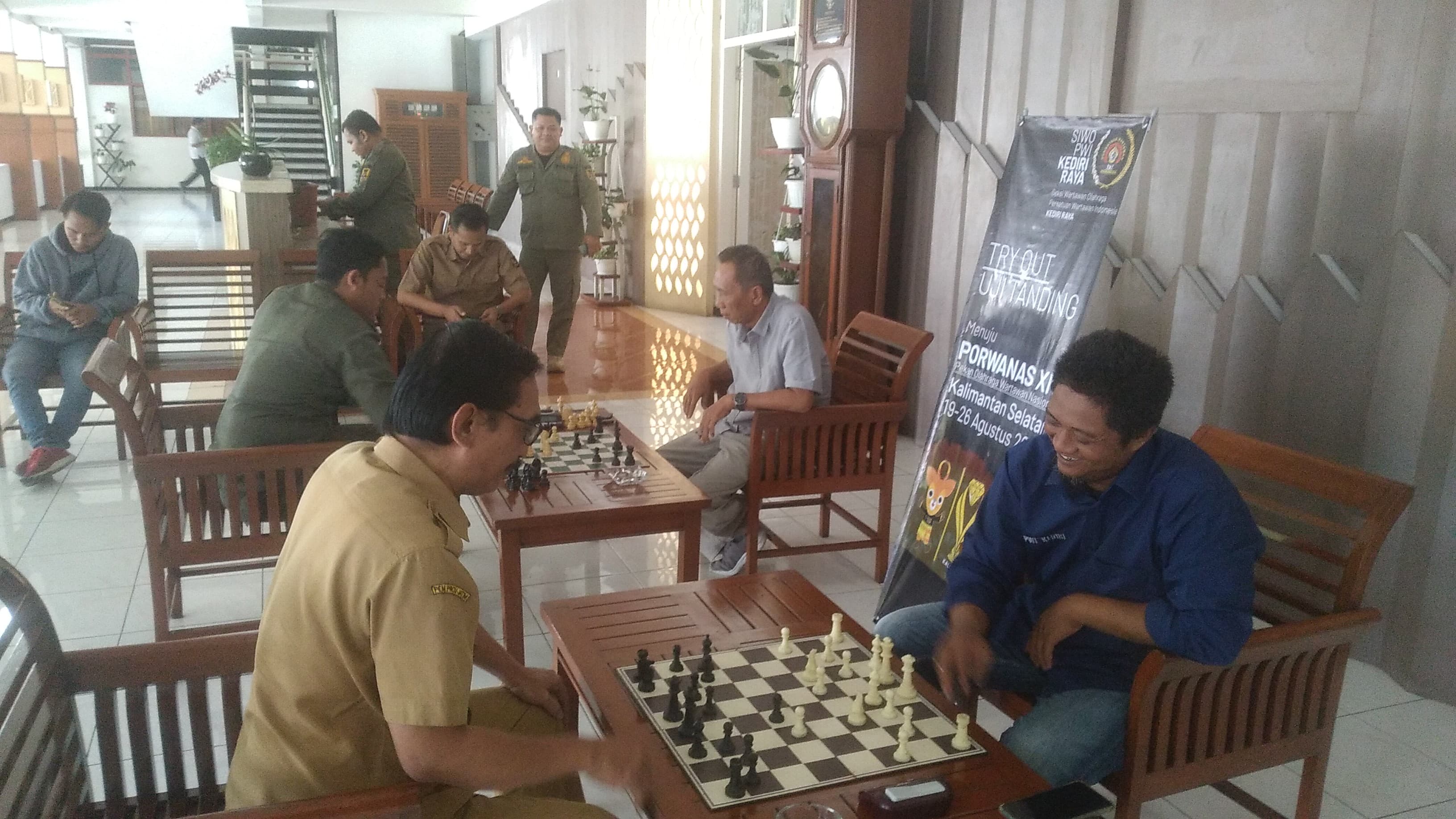 Kepala Dinas Kominfo Kota Kediri, Apip Permana dan ASN Pemkot Kediri,  saat melawan atlet catur Siwo PWI Kediri, Aria Panama dan Misono (dok. Ist)