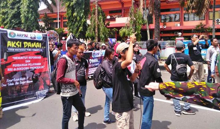 Sebut Tim Medis RSUD Trenggalek Garang Ratusan Massa Demo 