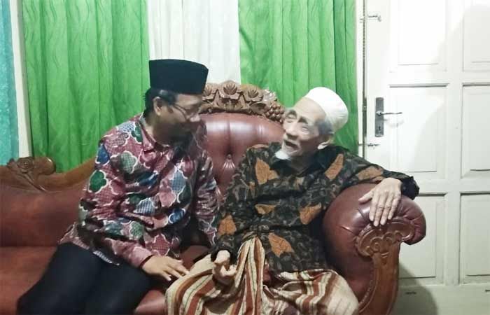 Prof Dr Mahfud MD saat sowan ke KH Maimun Zubair di Sarang Rembang Jawa Tengah. foto: istimewa/bangsaonline.com