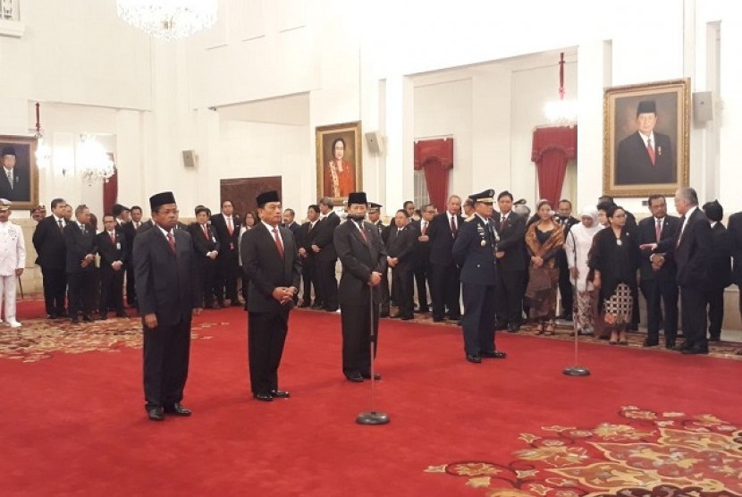 Presiden Jokowi saat melantik Idrus Marham, Jenderal Moeldoko dan Agum Gumelar di Istana Presiden Jakarta, Rabu (17/1/2018). Foto: republika.co.id 
