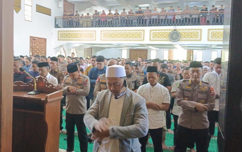 Polda Jatim Gelar Salat Gaib untuk Korban Ojol yang Dilindas Rantis Brimob