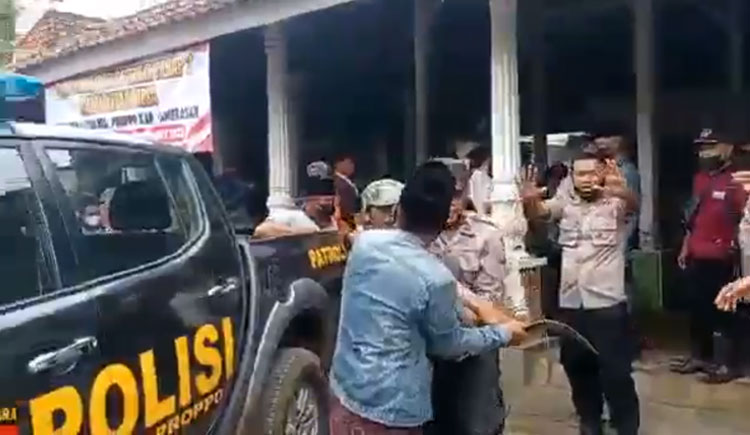 Kericuhan di Balai desa Panagguan, Pamekasan.