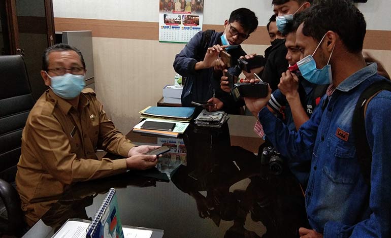 Sekda Nganjuk M Yasin saat diwawancarai wartawan di ruang kerjanya. foto: BAMBANG/ BANGSAONLINE