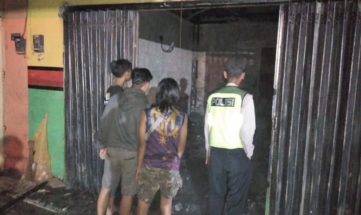 Petugas melakukan olah TKP di lokasi kejadian.