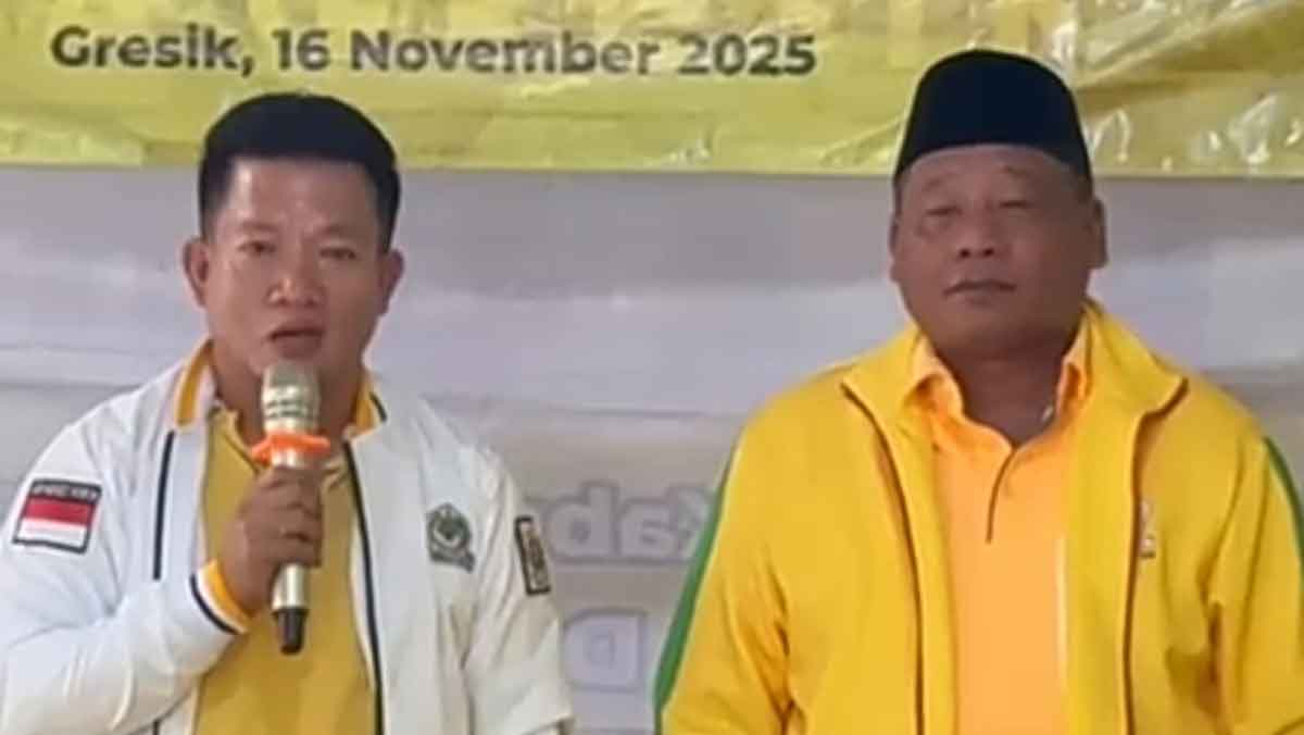 Ketua DPD Golkar Gresik, Wongso Negoro (kiri), saat mengenalkan KH Ma