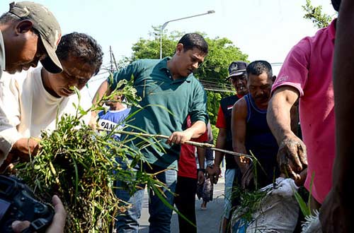 Walikota Kediri Abdullah Abu Bakar terjun langsung membantu warga mmebersihkan sampah. foto: hms
