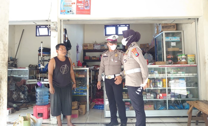Anggota Satlantas Polres Nganjuk saat mengunjungi sebuah toko penjual sparepart motor.