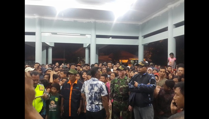 Suasana balai desa saat didemo warga