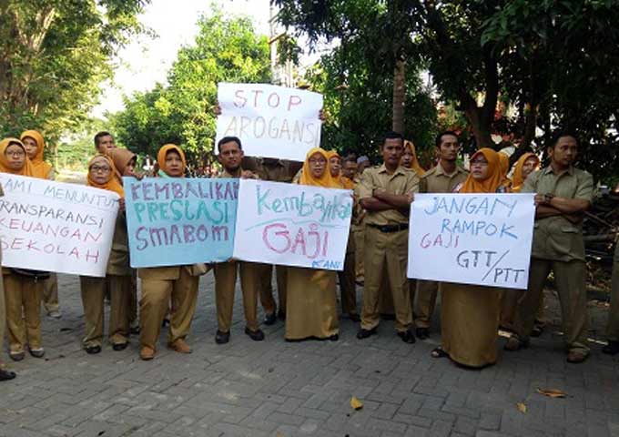 Para guru SMAN 1 Kebomas saat menggelar demo di depan sekolah. foto: SYUHUD/ BANGSAONLINE