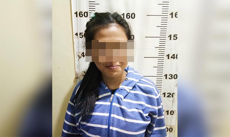 Eva Mardiana, tersangka pengecer sabu diamankan di Mapolresta Sidoarjo.