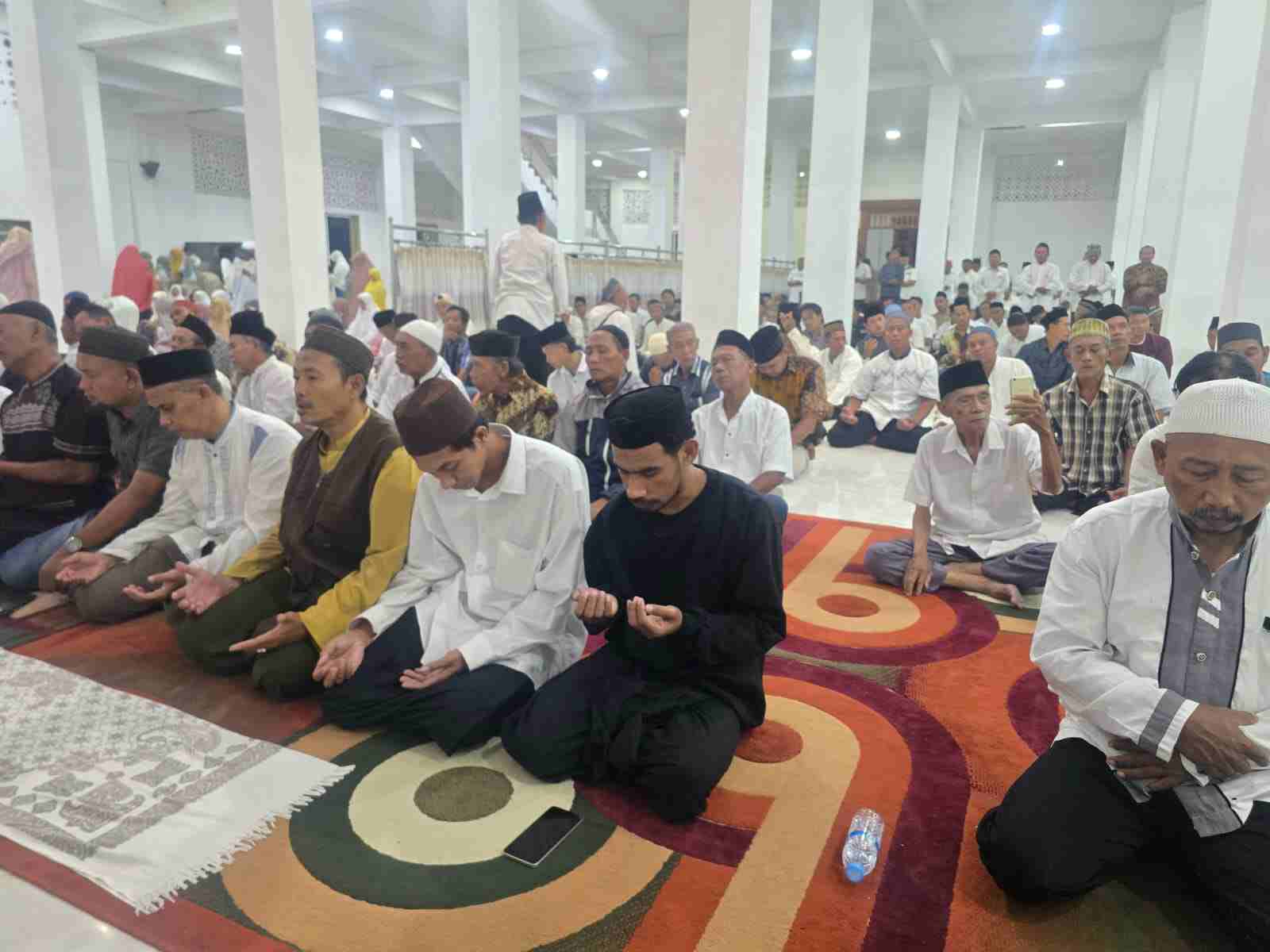 Ribuan warga NU saat mengikuti istighatsah menjelang maghrib di Masjid Kampus KH Abdul Chalim Pacet Mojokerto,  Selasa (10/3/2026). Foto: bangsaonline