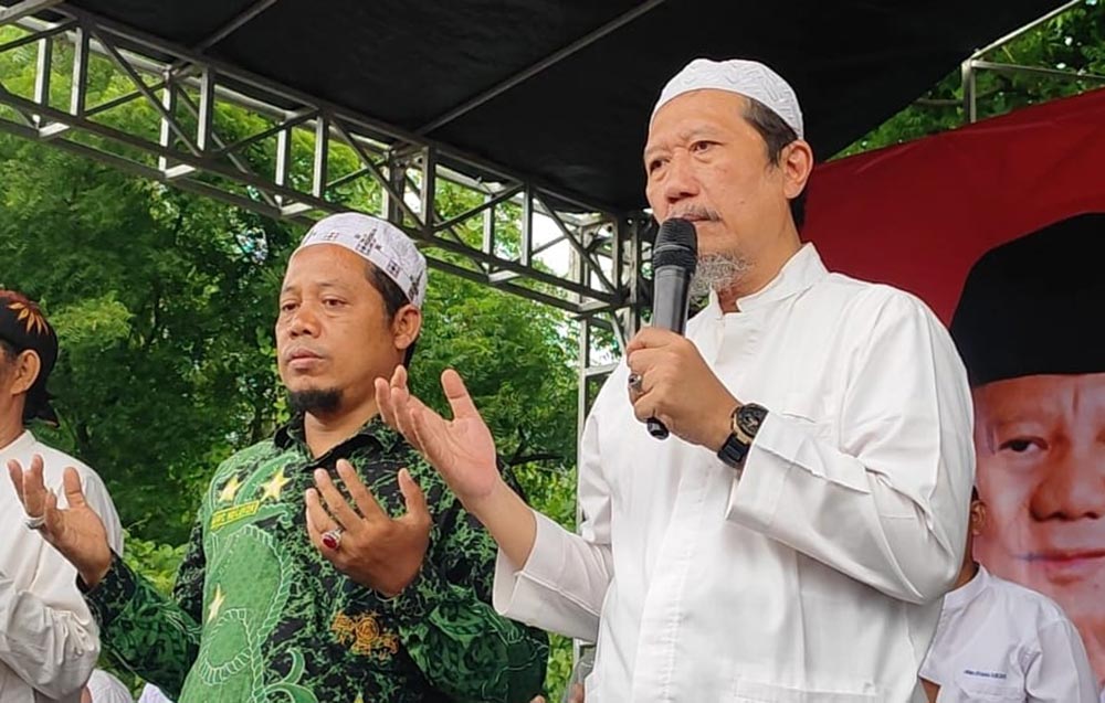 Ketua PCNU Kabupaten Pasuruan, KH Imron Mutamakkin, saat memimpin doa bersama.