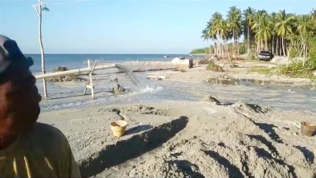 Tangkapan layar video viral aktivitas diduga pengerukan pasir ilegal di Desa Pabian, Kagean, Sumenep.