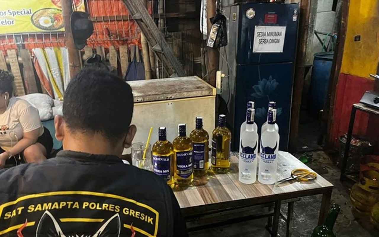 Beberapa barang bukti minuman keras yang diamankan anggota Porles Gresik. Foto: Ist.