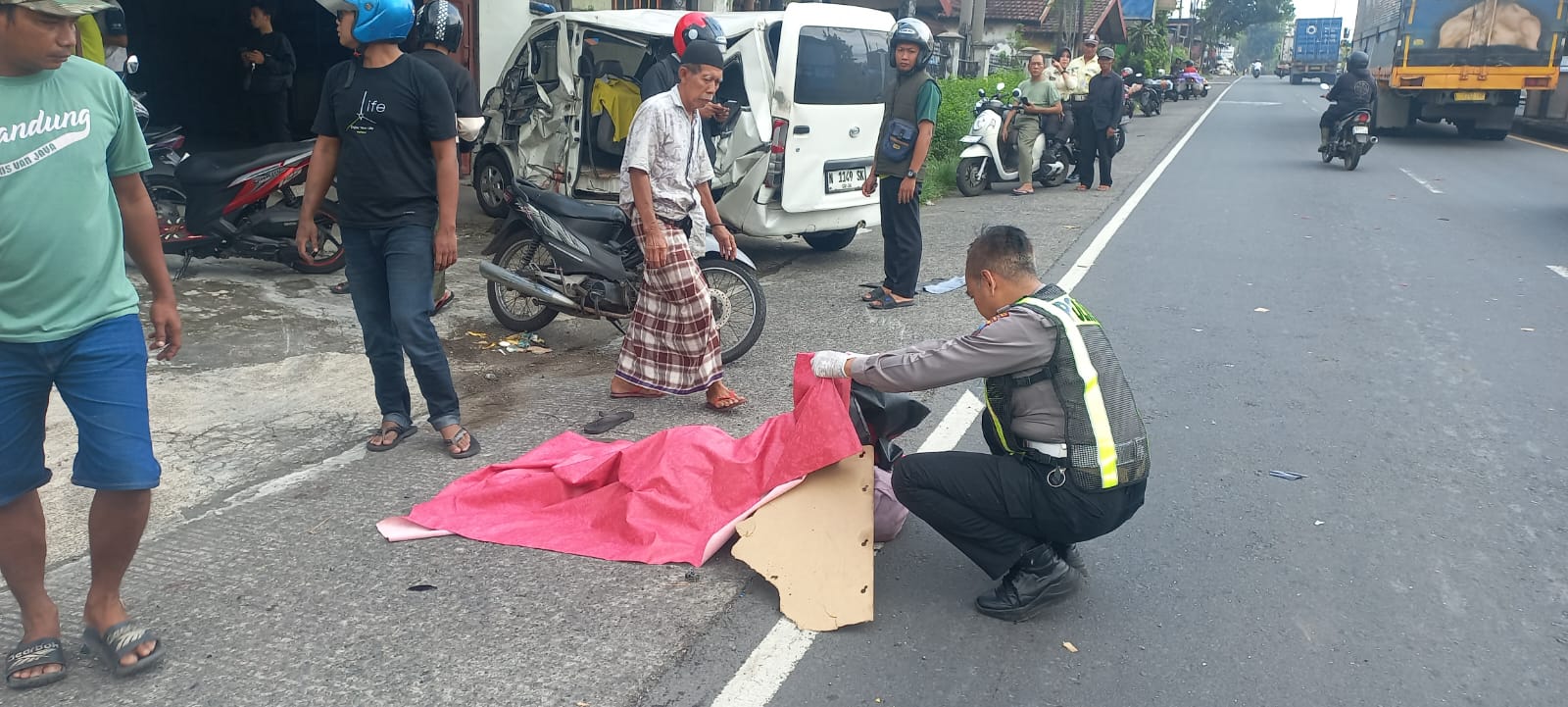 Anggota Polres Pasuruan saat tiba di TKP