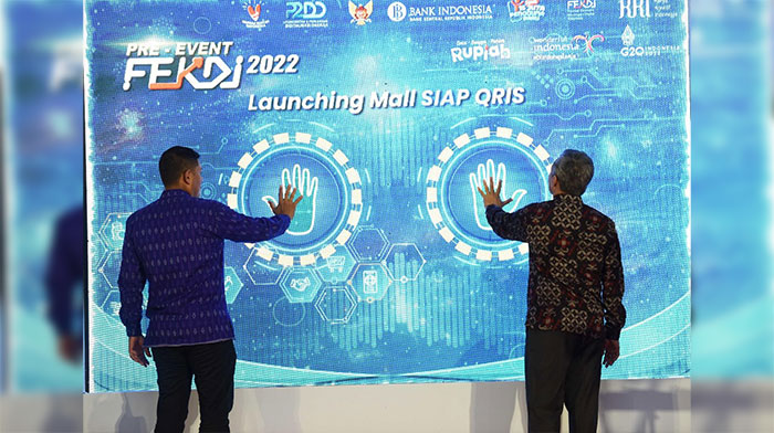 Wali Kota Kediri, Abdullah Abu Bakar (kiri), bersama Kepala Kantor Perwakilan wilayah Bank Indonesia Kediri, Moch Choirur Rofiq, saat meluncurkan Kediri Town Square sebagai Mall SIAP QRIS. Foto: Ist