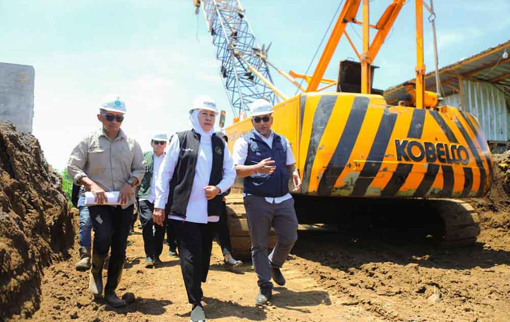 Gubernur Jatim Khofifah Indar Parawansa saat meninjau pembangunan Spillway Sungai Tanggul di Desa Paseban, Kecamatan Kencong, Kabupaten Jember.
