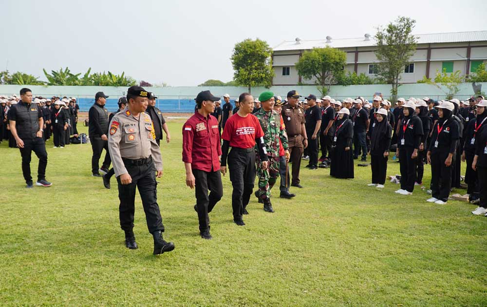 Bawaslu Tuban bersama forkopimda serta jajaran pengawas pemilihan saat apel masa tenang pilkada 2024.