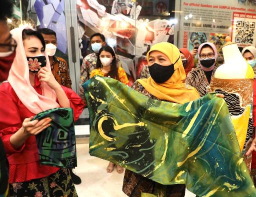 Gubernur Jawa Timur Khofifah Indar Parawansa saat pembukaan pameran batik, bordiri dan aksesoris fair di Grand City, Surabaya, Rabu (24/3). Foto: ist